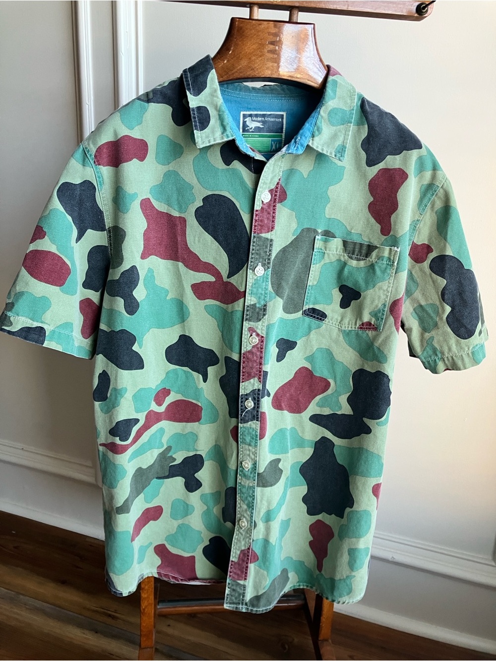 Modern Amusement Men’s XL Camo Button Down Shirt